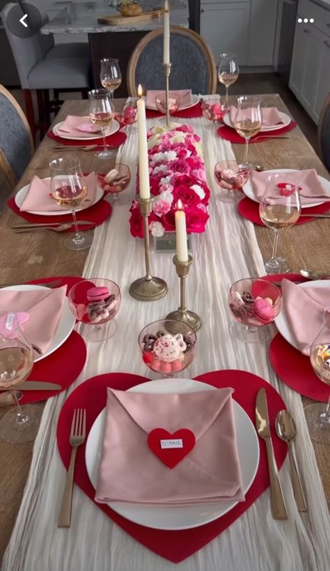 Pink Christmas Table, Roses And Carnations, Pink Table Settings, Romantic Dinner Decoration, Galentines Day Ideas, Valentine Tablescape, Red Birthday Party, Romantic Table Setting, 21st Bday Ideas