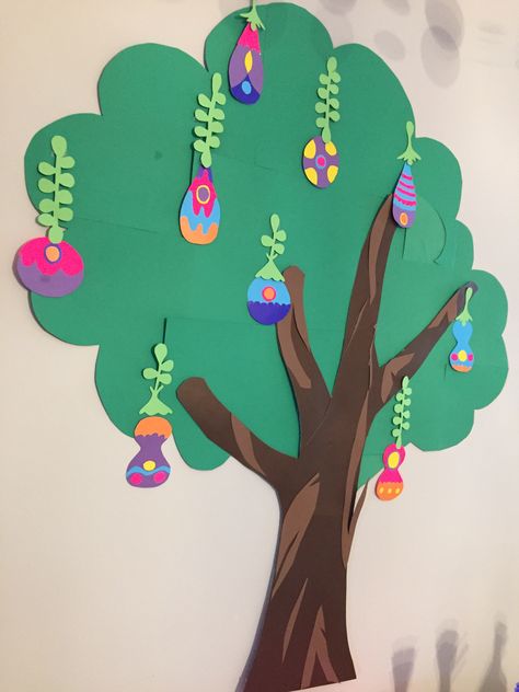 "Trolls" tree with Trolls pods Trolls Classroom Decorations, Trolls Room Ideas, Trolls Classroom Theme, Trolls Decorations Ideas, Trolls Backdrop Ideas, Trolls Birthday Party Ideas Boys, Trolls Trunk Or Treat, Trolls Decor, Trolls Crafts