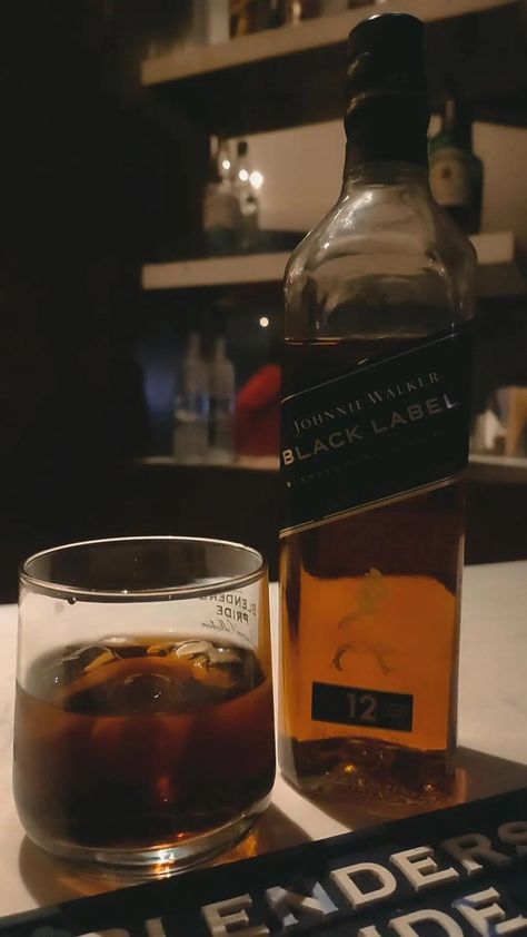 Daru Bottle Drinks, Black Label Whiskey, Soju Drinks, Drinks Pictures, Alcoholic Drinks Pictures, Daaru Party Pic, Johnnie Walker Black Label, Party Pic, Alcohol Party