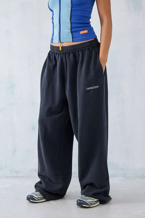 iets frans... Black Harri Baggy Joggers | Urban Outfitters UK Black Baggy Pants Outfit, Sweatpants Fits, Baggy Pants Outfit, Baggy Joggers, Urban Outfitters Style, Jogger Outfit, Dance Outfits Practice, Joggers Outfit, Practice Outfits