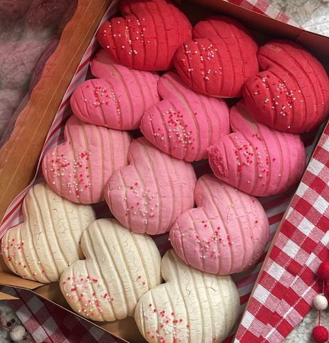 Valentines Day Conchas, Valentine Conchas, Heart Shaped Conchas, Cookie Decorating Valentines, Postres Para San Valentin Ideas, Valentine’s Day Deserts, Ideas San Valentin Reposteria, Heart Conchas, Mexican Valentines Day