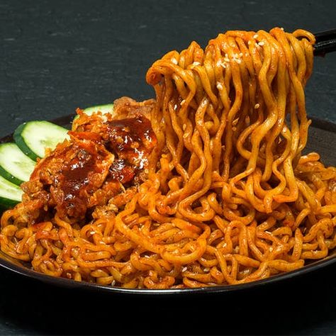 Cobain Gekikara Premium Ayam Geprek sekarang dan buktikan kamu berani pedasss !! Pedasnya? Enak Gilaaa !!! Mie Pedas Korea, Indomie Ayam Geprek, Mie Pedas Aesthetic, Mie Aesthetic, Ramen Carbonara, Ayam Bakar, Food Babe, Food Backgrounds, Food Is Fuel