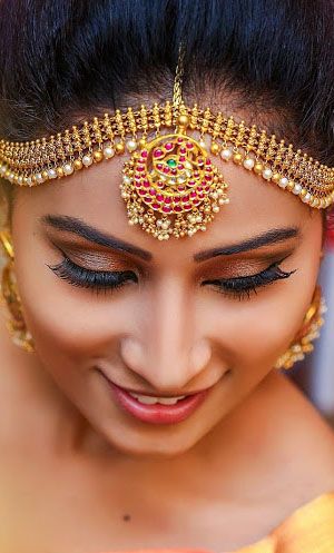 Indian wedding maang tikka for bride #weddingnet #wedding #india #kolkatawedding #indian #indianwedding #weddingphotographer #candidphotographer #weddingdresses #mehendi #ceremony #realwedding #lehenga #lehengacholi #choli #lehengawedding #lehengasaree #saree #bridalsaree #weddingsaree Gold Tikka For Traditional Ceremonies And Festivals, Gold Plated Tikka For Wedding And Festivals, Gold Mang Tika Design For Bride, Elegant Gold Tikka For Marriage, Gold Tikka For Traditional Ceremonies, Indian Wedding Songs, Tikka Jewelry, Bridal Makeup Images, Indian Wedding Bride