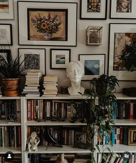 Boho Academia Aesthetic Home, Bohemian Academia Aesthetic, Eclectic Bookshelf Styling, Cluttered Bookshelf, Wall Book Shelf Ideas, Eclectic Bookshelf, Ikea Industrial, Quirky House, Home Decor For Men