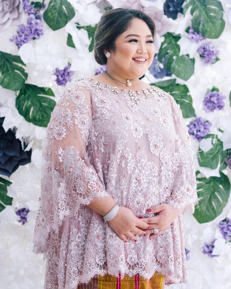 341 Likes, 10 Comments - The Alee's Bridal House (@the.alees) on Instagram: “✨ Happy engagement  Make up by @muhdiarafika  Wardrobe by @the.alees  Photos by @morningviewphoto…” Kebaya Plus Size, Model Dress Brokat Modern, Kebaya Big Size, Renda Kebaya, Plus Size Wedding Guest Dress, Mode Batik, Brokat Modern, Dress Brokat Modern, Model Dress Kebaya