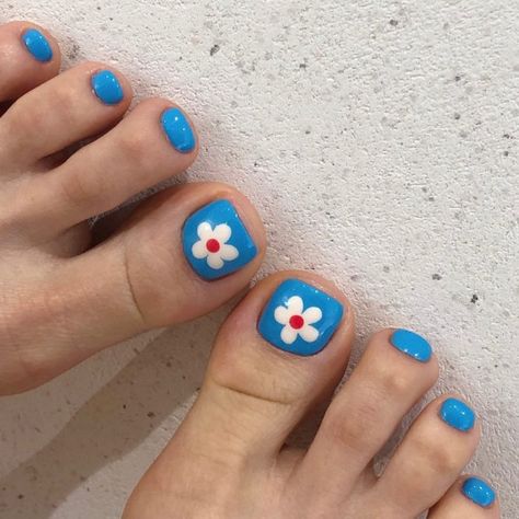 35 Pretty Toe Nail Art Ideas for 2022 : Daisy Blue Toenails I Take You | Wedding Readings | Wedding Ideas | Wedding Dresses | Wedding Theme Yellow Toe Nails, Pedicure Design, Toenail Art Designs, Easy Toe Nail Designs, Simple Toe Nails, Nail Art Designs For Beginners, Summer Pedicure, Gel Toe Nails, Pretty Toe Nails