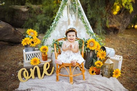 Sunflower 1st Birthday Photoshoot, Bee Photoshoot, Bee Birthday Theme, Baby First Birthday Themes, Daddy And Daughter, Just Let Go, Alice In Wonderland Tea Party Birthday, 1st Birthday Pictures, 1st Birthday Photoshoot