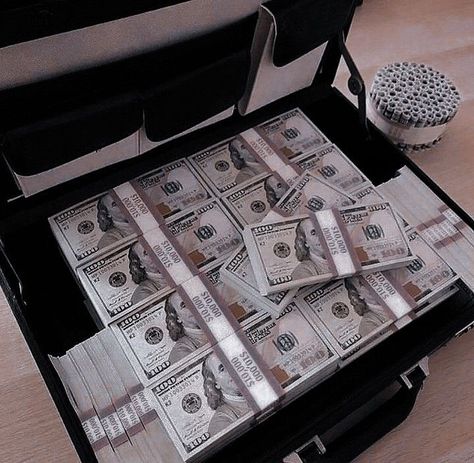 Money Briefcase, Camorra Chronicles, Money Generator, Money Stacks, Rich Girl Aesthetic, Rich Girl Lifestyle, Money On My Mind, Rich Lifestyle, Luxury Lifestyle Dreams