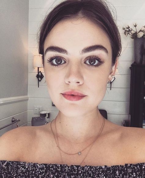 Lucy Hale Lucy Hale Eyebrows, Lucy Hale Makeup, Regrow Eyebrows, Brow Hacks, Natural Eyebrows Growth, Instagram Eyebrows, Eyebrow Tips, Eyebrows Goals, Lucy Hale Style