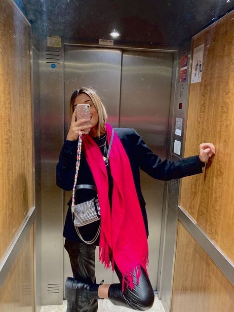 Pink Scarf Outfit, Hot Pink Scarf, Simple Work Outfits, Scarf Outfit, Pink Scarf, Causal Outfits, Looks Street Style, Basic Outfits, Classic Outfits