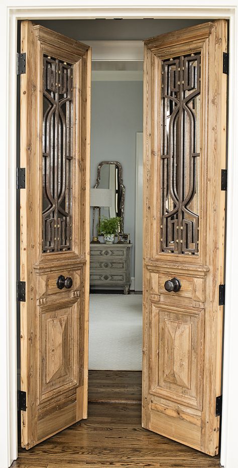 Modern Front Door Entrance, Old Closet Doors, Mahogany Entry Doors, Grand Entry, Stylish Doors, Modern Front Door, Classic Doors, Wood Interior Design, Door Entrance