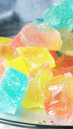 These edible gems give a new meaning to rock candy! Rock Candy Recipe, Make Rock Candy, Home Made Candy, Banana Fritters, Geode Cake, Frozen Birthday Cake, Candy Recipes Homemade, Sour Candy, Asian Desserts