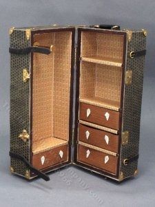 Miniature Steamer Trunk for Dollhouse Travel Trunk, Safari Travel, Steamer Trunk, Brass Accents, Mini Things, Doll Furniture, Dollhouse Miniatures, Leather Straps, Doll House