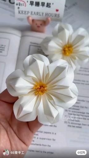 Origami Hibiscus Flower, Easy Diy Gift Ideas For Friends, Cool Ways To Fold Paper, Origami For Crush, Origami Card Ideas, Printer Paper Crafts, Tiy Diy Ideas, Paper Crafts For Friends, Flowers Anime Aesthetic