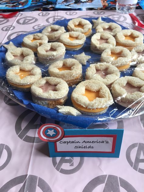 Superhero Sandwiches, Marvel Themed Birthday Party Food, Captain America Themed Food, Captain America Snacks, Avengers Snacks, Marvel Food Ideas, Super Hero Party Food, Family Movie Night Food, Marvel Party Food