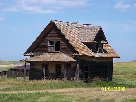 Old but not forgotten... house in Baker, Montana <> (Photo by Valerie Gatto, western, wild wild west) Old Western House, Old West Ranch, Western Building Fronts, Wild West Buildings, Derilict Buildings, Old Western Buildings, Visit Montana, Abandoned Structures, Old Western Towns