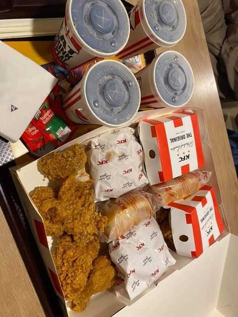 Meal Snap, Kfc Box, Mehndi Decoration Ideas, Mehndi Decoration, Kawaii Foods, Food Motivation, Snap Ideas, Foodie Instagram, Eid Gift