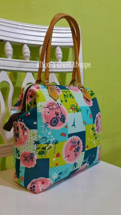 aLiYa's cRaFt: TUTORIAL DOCTOR FRAME BAG Bag Construction, Sewing Handbag, Leather Bag Tutorial, Doctors Bag, Sac Diy, Frame Purse, Diy Bags Purses, Tote Bags Sewing, Sewing Purses