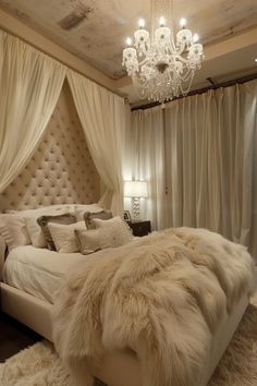 Pillows Bed Arrangement, Vintage Glam Bed, Pink Glamorous Bedroom, Baroque Bedroom Decor, Bachelorette Bedroom Ideas, Tiffany And Co Bedroom Ideas, Marilyn Monroe Room Decor, Tall Ceiling Bedroom Ideas, Old Hollywood Glamour Interior Design