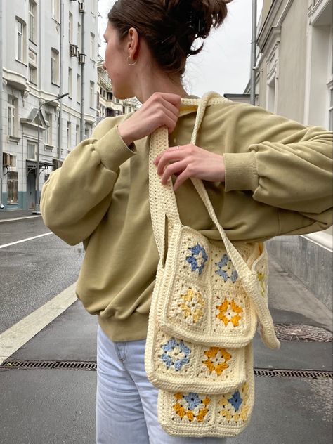 Blue And Yellow Crochet, Yellow Crochet Bag, Granny Square Bags, Mochila Crochet, Yellow Crochet, Granny Square Bag, Crochet Inspo, Crochet Cross, Side Bags