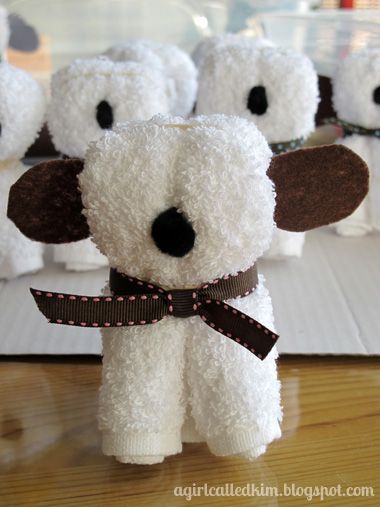 DIY wash cloth puppy.  Great idea for a baby shower- you can make them in so many different colors. Washcloth Animals, Washcloth Crafts, Towel Animals, Ge Bort, Baby Washcloth, Towel Crafts, Fiesta Baby Shower, Wash Cloth, Baby Diy