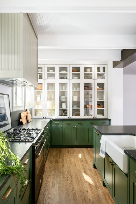 Green Lower Cabinets White Upper, Top Kitchen Colors, Glass Upper Cabinets, White Upper Cabinets, Chic Kitchen Decor, Kitchen Setup, Lower Cabinets, Organized Kitchen, Small Kitchen Storage