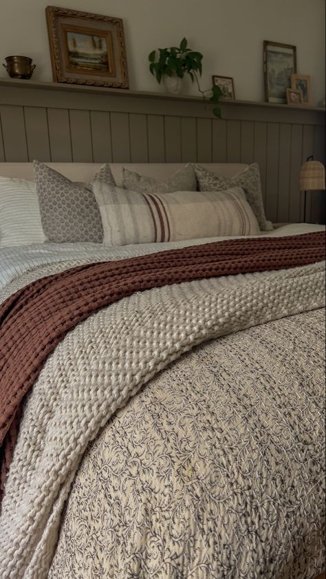 Bedroom With Quilt Bedspreads, Gray Wood Bedroom Ideas, Classic Masculine Living Room, Cozy Natural Bedroom Aesthetic, Bedroom Inspo Natural, Rustic European Bedroom, Neutral And Terracotta Bedroom, Idyllic Aesthetic, King Bedspreads Master Bedrooms