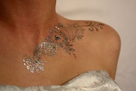 Bridal glitter body art. - By Audrey www.bodhihenna.com Tattoos Fairy, Glitter Body Art, Glitter Tights, Festival Makeup Glitter, Barbie Fairytopia, Henna Body Art, Henna Style, Glitter Bomb, Glitter Tattoo