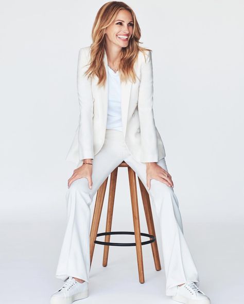 #juliaroberts Happy Sunday Everyone 🤗 Julia Roberts Style, Business Portraits Woman, Professional Profile Pictures, Branding Photo Shoot, Business Portrait Photography, Headshots Women, Man About Town, Personal Branding Photoshoot, Casual Outfit Inspiration