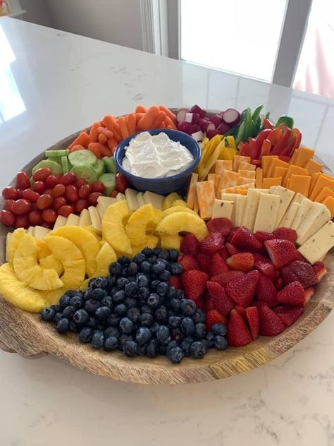 Veggie And Fruit Tray, Vegetables Tray, Egg Salad Pasta, Salad Macaroni, Pool Party Food, Plateau Charcuterie, Fruit Creations, Fruit Platter Designs, Vegetable Tray