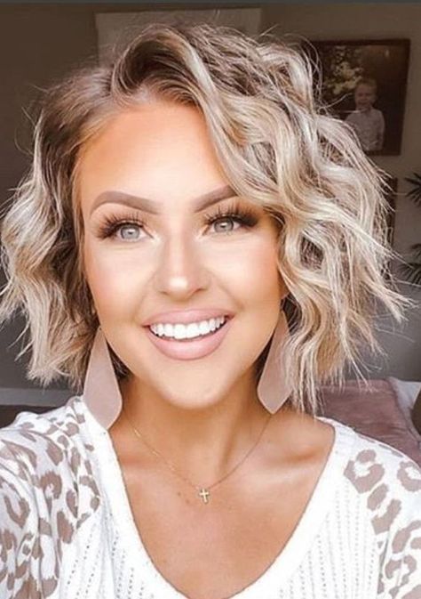 How to Achieve Waves on Short Hair Beachy Waves Short Hair, Bob Riccio, Fall Fashion Inspiration, Short Hair Waves, Messy Short Hair, Penteado Cabelo Curto, 2020 Trends, Short Bob Hairstyles, Hair Waves