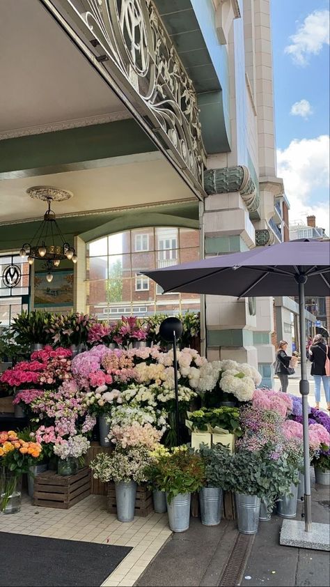 London Flower Shop, London Vibes, Chelsea London, Spring Aesthetic, Flower Shop, Chelsea, Blossom, Pastel, London