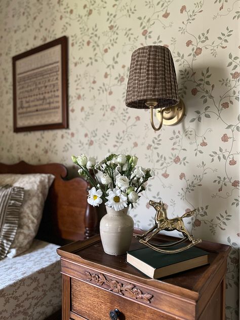 Big Girl Room with Floral Wallpaper - BREPURPOSED Vintage Wallpaper Bedroom Ideas, Cottagecore Girls Room, Simple Vintage Bedroom, Wallpaper Room Bedrooms, Room With Floral Wallpaper, Vintage Cottagecore Bedroom, French Kitchen Inspiration, Cottage Bedroom Aesthetic, Secret Garden Bedroom