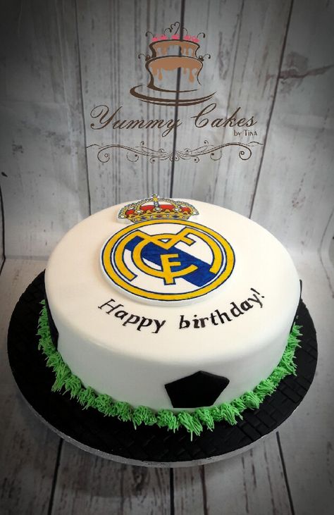 Football Cake Real Madrid, Real Madrid Theme Birthday Party, Real Madrid Torte, Ronaldo Cake Design, Real Madrid Cake Ideas, Pastel Real Madrid, Real Madrid Birthday Cake, Bolo Real Madrid, Escudo Real Madrid