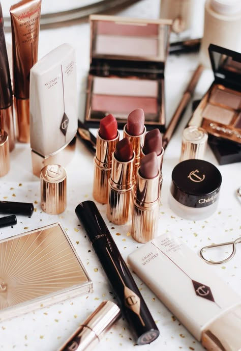 Makeup Products Photography, Product Flatlay, Tilbury Makeup, Koleksi Makeup, Makeup Flatlay, Penyimpanan Makeup, Make Up Kits, Charlotte Tilbury Lipstick, Makeup Collection Goals