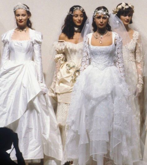 Naomi Campbell, White Dresses, Fancy Dresses, Future Wedding, Vintage Wedding, Pretty Dresses, White Formal Dress, Runway Fashion, Hands On