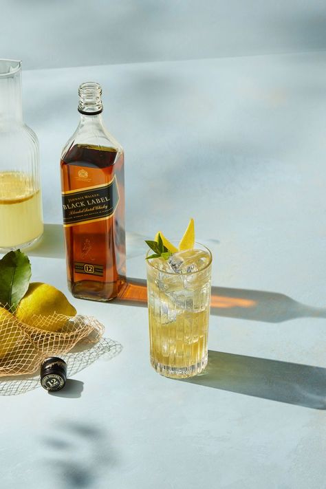 To join the celebrations of the Grand Prix, we’ve compiled our favourite cocktails of the weekend to raise a toast for the first edition in Miami. Johnny Walker Drinks Recipes, Johnny Walker Black Label Cocktails, Liquor Pictures, Johnnie Walker Cocktails, Red Recipes, Shower Vibes, Johnnie Walker Whisky, Johnnie Walker Red Label, Whiskey Smash