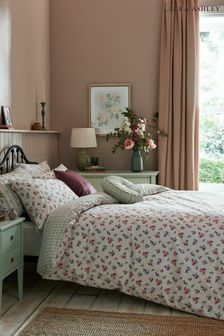 Laura Ashley Bedroom, Rose Bedroom, Ashley Green, Chambre Inspo, Pink Duvet, Feminine Bedroom, Floral Bedroom, Flower Bedroom, Pink And Lavender