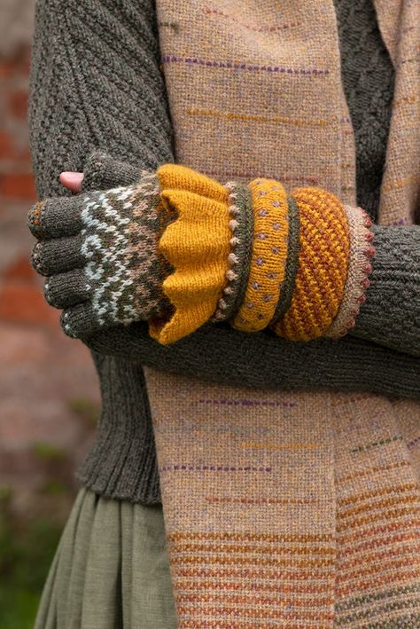 Creative Course 2 - Dún Cuff design from the Queen of the Waves collection by Alice Starmore Alice Starmore Knitting Patterns, Weasley Outfits, Alice Starmore, Hand Knit Mittens, Knitting Art, Simply Knitting, Creative Knitting, Fantasy Items, Cuff Design