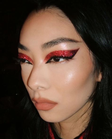 Red Eye Look, Glitter Cat Eye, Red Makeup Looks, Rina Sawayama, Red Eye Makeup, Glitter Makeup Looks, Graphic Makeup, Drag Makeup, Glitter Eye Makeup