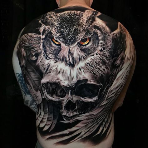 Stunning owl & skull back tattoo, a collaborative piece by Jhon Gutti and Shay Bredimus. Owl Tattoo Back, Owl Skull Tattoos, Owl Tattoo Chest, Cool Back Tattoos, Tier Tattoo, Upper Back Tattoos, Model Tattoo, Tattoo Back, Full Back Tattoos