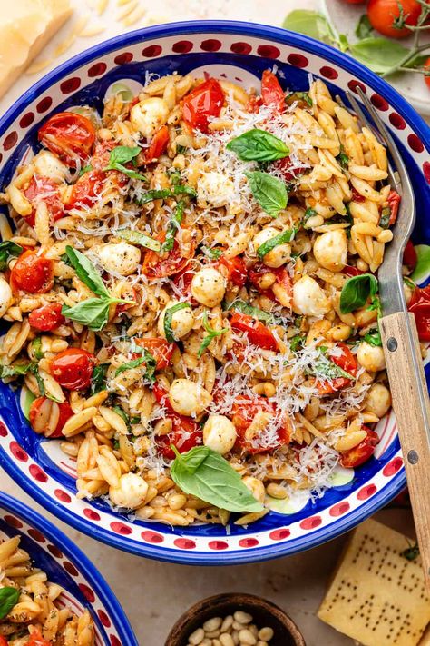 Refresh your taste buds with this delicious, nutrient-packed Caprese Orzo salad. Made with orzo, cherry tomatoes, mozzarella balls, and a balsamic dressing, this dish is loaded with refreshing flavors in every single bite. Caprese Orzo Salad, Caprese Orzo, Erin Lives Whole, Orzo Salad Recipes, Mozzarella Balls, Caprese Salad Recipe, Creamy Cauliflower Soup, Tomatoes Mozzarella, How To Cook Orzo