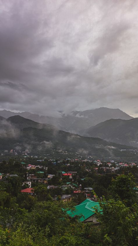 Pahadi Wallpapers, Rainy Season Aesthetic, Nature Snapchat, Rainy Mountains, Dharamshala Himachal Pradesh, Foggy Weather, Fall Landscape Photography, Mussoorie, Haridwar