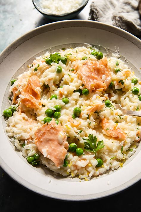 Infuse your risotto with more flavour by adding smoked salmon and fresh green peas. Creamy and cheesy goodness, that is so easy to make at home! Meals With Smoked Salmon, Salmon Risotto Recipes, Smoked Salmon Meals, Smoked Salmon Recipes Dinners, Salmon And Risotto, Risotto Salmon, Smoked Salmon Risotto, Salmon Risotto, Cola Chicken