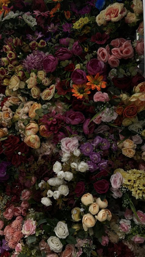 Faded Flowers Aesthetic, Dark Floral Aesthetic Wallpaper, Floral Dark Wallpaper, Artsy Wallpapers Aesthetic, Phone Backgrounds Flowers, Dark Floral Wallpaper Iphone, Elegant Wallpaper Aesthetic, Goddess Phone Wallpaper, Happy Wallpaper Aesthetic