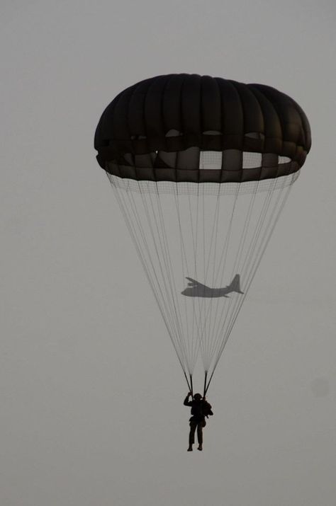 Paratrooper with mother ship in the background Airborne Tattoos, Army Paratrooper, Airborne Army, Airborne Forces, Parachute Regiment, 82nd Airborne Division, Military Tattoos, Military Drawings, C 130