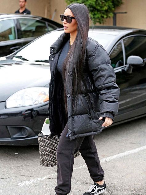 Kim Kardashian Blazer, Kardashian Casual Outfit, Estilo Kim Kardashian, Outfits With Jordan 1s Fashion Styles, Kim Kardashian Makeup, Yeezy Outfit, Kim Kardashian Outfits, Kim K Style, Kardashian Outfit