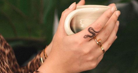 Top 22 Finger Tattoo Designs - Snake Ideas | PetPress Snake Finger Tattoo, Black Snake Tattoo, Small Snake Tattoo, Tatoo 3d, Tiny Finger Tattoos, Tattoo Snake, Finger Tattoo For Women, Finger Tats, Ring Finger Tattoos