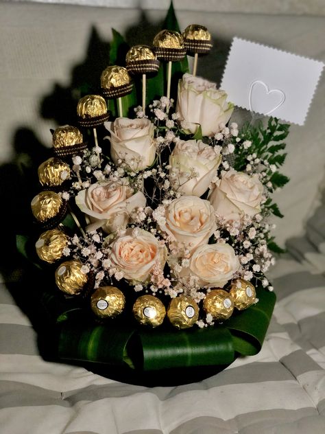 Chocolate Flowers Bouquet, Candy Arrangements, Valentine's Day Decorations, Diy Valentine's Day Decorations, Bridal Gift Wrapping Ideas, Diy Valentine's Day, Wedding Gifts Packaging, Flower Box Gift, Diy Valentines Decorations