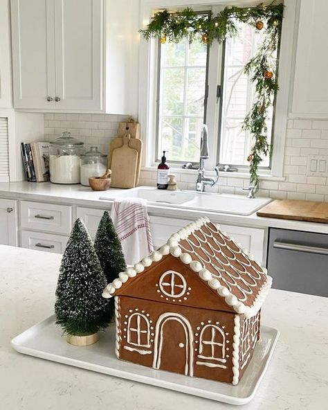 Simple Ginger Bread Houses, Gingerbread House Pottery Barn, Pottery Barn Gingerbread, Gingerbread House Kitchen Decor, Pottery Barn Gingerbread House, Gingerbread Cookie Jar, Gingerbread House Ideas Decoration, Gingerbread House Simple, Cookie Jar Decoration